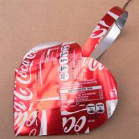 Coca Cola julehjerte flettet i hånden af brugte dåser.